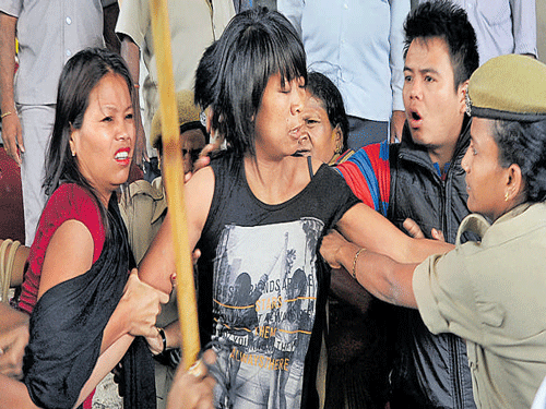 Protesters scuffle with the police near the school in  Indiranagar on Tuesday. DH Photo