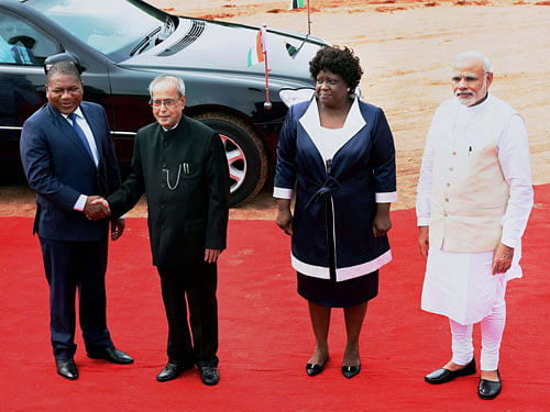 President Pranab Mukherjee and Prime Minister Narendra Modi with Mozambique President Filipe Jacinto Nyusi and his wife during their ceremonial reception at Rashtrapati Bhavan in New Delhi on Wednesday. PTI Photo