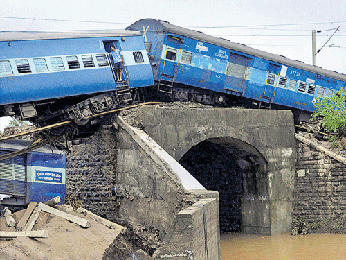 Rescue teamsearch for bodies in Machak river. Twentyfive peoplewere killed and 50 others injured when two express trains passing each other derailed while crossing a railway bridge struck by flash floods. PTII