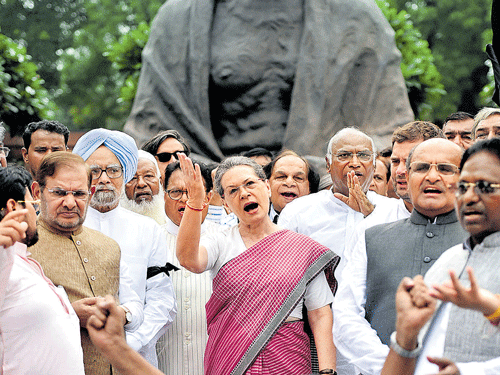 Former prime minister Manmohan Singh, Congress President Sonia Gandhi, Sharad Yadav and others during a protest against suspension of 25 MPs  in New Delhi on Wednesday. PTI