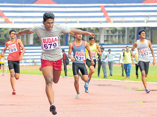 ON HIS WAY Pavan Yadav of DYSS (chest number 679) en route the boys'  U-16 400M gold at the Sree Kanteerava stadium on Friday. DH PhOTO