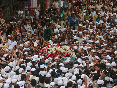 Public gather to pay their last respects to 1993 Mumbai balsts convict Yakub Memon. File photo AP