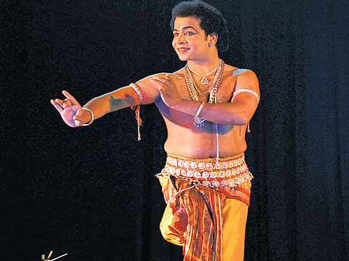 Guru Nityananda Das performs in Bhubaneswar.