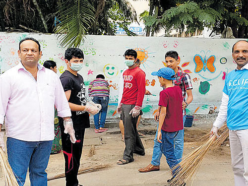 Active Citizens Welfare Association members participate in cleaning drive in their locality. DH Photo