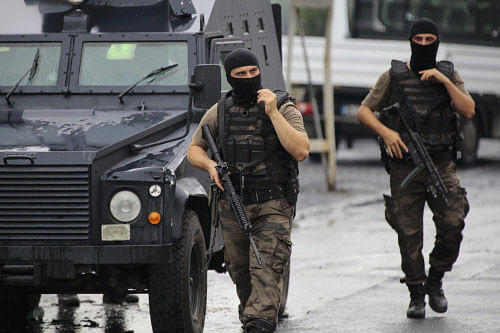 Two members of the police special forces patrol outside a police station after an attack in Istanbul, Turkey, August 10, 2015. Overnight, a vehicle laden with explosives was used in the attack on the police station in the Istanbul district of Sultanbeyli at around 01:00 on Monday (2200 GMT on Sunday), injuring three police officers and seven civilians, police said. REUTERS
