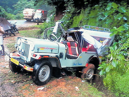 The jeep which met with an accident at Kodyakallu near Gundya on Monday. DH Photo