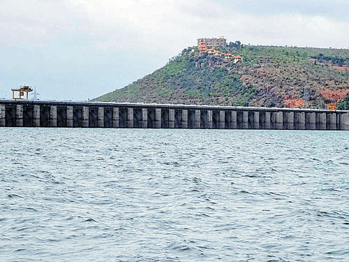 alarming signs: The water level in Almatti dam in Bagalkot district is low. dh photo