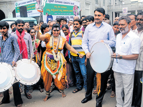 BBMP Commissioner G Kumar Naik inaugurates a street play in front of the Palike head office on Wednesday to create awareness among voters. DH PHOTO