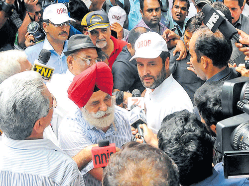 Congress vice-president Rahul Gandhi arrives to support  ex-servicemen in New Delhi on Friday. DH Photo/ Chaman Gautam