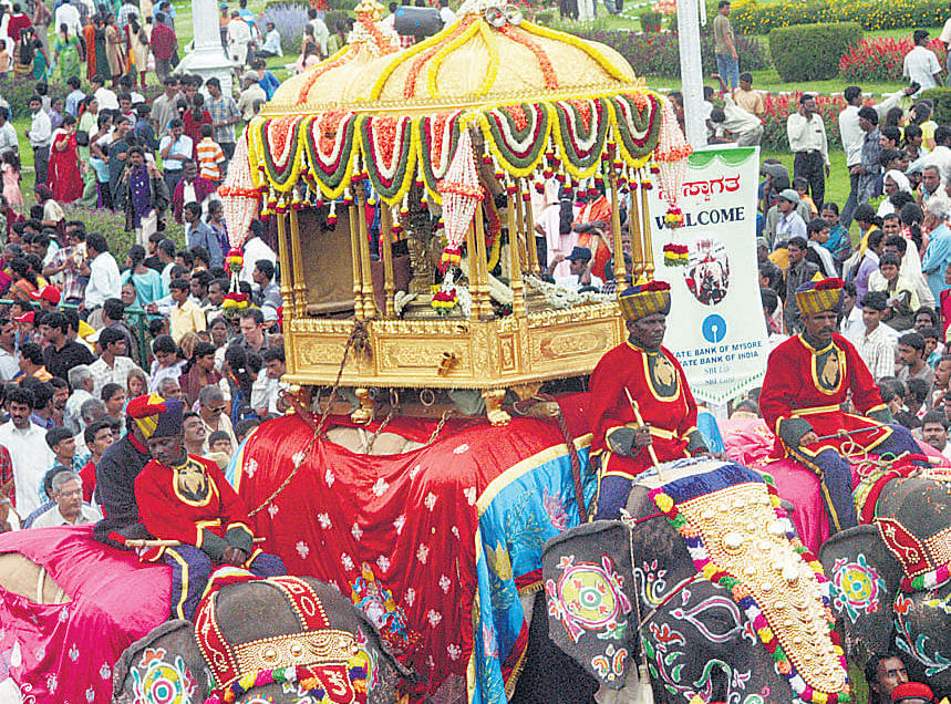 The call for a grand Dasara this year got a push on Wednesday, with representatives of various organisations resolving to celebrate Navaratri on their own, without compromising on its grandeur. DH file photo