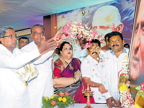 Chief Minister&#8200;Siddaramaiah offers floral tributes to a portrait of former chief minister, the late Devaraja Urs, during the launch of the latter's birth centenary celebrations, in Mysuru, on Thursday. Revenue and district incharge Minister V&#8200;Srinivas Prasad, Bharati Urs, daughter of&#8200;Devaraja Urs, MLAs M&#8200;K&#8200;Somashekar and H&#8200;P&#8200;Manjunath are seen.  DH photo