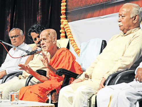 Pejawar Mutt seer Vishveshateertha addresses the gathering during a condolence meeting for RSS&#8200;leader Na Krishnappa. (From left) RSS leader V&#8200;Nagaraj, film director T&#8200;N&#8200;Seetharam and RSS&#8200;Sarsanghachalak Mohan Bhagwat look on. DH PHOTO