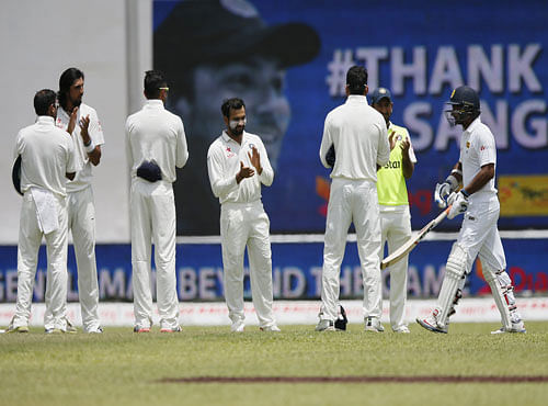 Indian cricket team members stand in a line as Sri Lanka's Sangakkara arrives on the ground during the second day of their second test cricket match against India in Colombo. Reuters photo