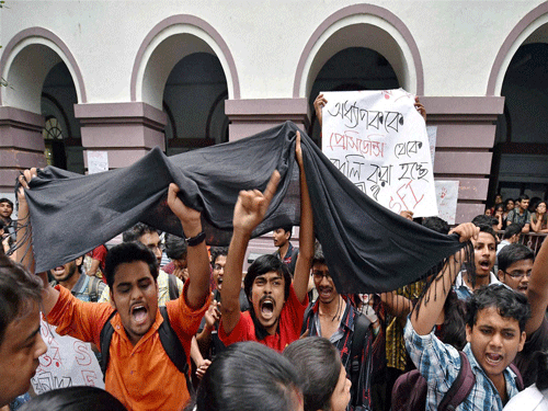 SFI activists show black flags to West Bengal Chief Minister Mamata Banerjee, pti photo