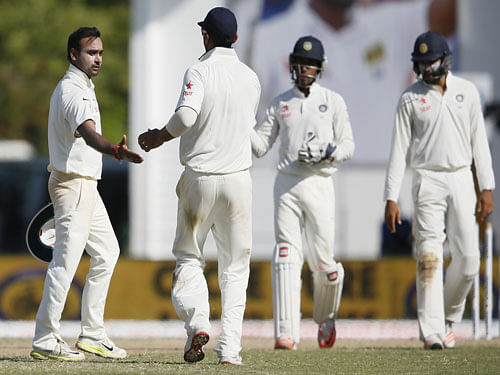 India's Amit Mishra (L) celebrates with his teammates after taking the wicket of Sri Lanka's Tharindu Kaushal (not in picture) during the third day of their second test cricket match in Colombo August 22, 2015. Reuters Photo.