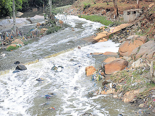 People living on Magadi Road, Mysuru Road and around the Vrushabhavathi Valley are fed up with the foul smell from the valley. DH photo