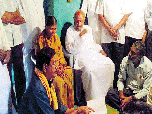 Former prime minister H D Deve Gowda consoles family members of farmer Thimmanna who had commited suicide. DH photo