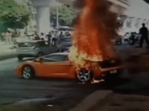 Lamborghini Gallardo on fire. Screen grab
