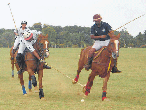 KEEN CONTEST Akhil Sirohi of Indian Navy (left) and Ram Singh of RVC during their semifinal clash on Tuesday. DH PHOTO