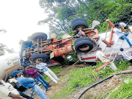 An LPG tanker that toppled on the Bengaluru-Mangaluru Highway near Doddatappale village in Sakleshpur taluk of Hassan district on Tuesday. DH Photo