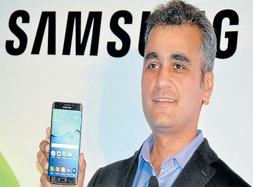 Samsung India VP-Marketing, IT & Mobile Asim Warsi unveils Samsung S6 edge+ in Bengaluru on Wednesday. DH PHOTO