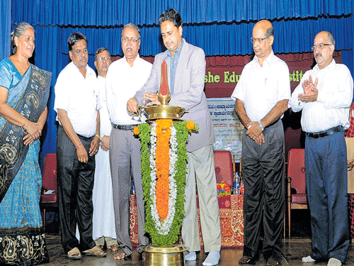 Deputy Commissioner A B Ibrahim inaugurates a conference on education, organised by DK District School Headmasters' and Composite PU College Principals' Association at Sarojini Madhusudan D Kushe PU College in Attavar in Mangaluru on Thursday. DH photo