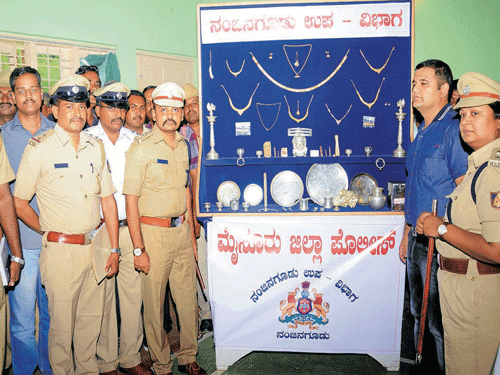 Superintendent of Police Abhinav Khare,&#8200;Additional SP&#8200;Kala Krishna Swamy, Assistant&#8200;SP&#8200;Amrit Prakash Nikam and other police personnel along with the valuables that were recovered by Nanjangud police, recently. Dh photo