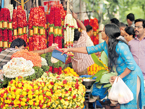 The Halasuru Market was bustling with customers purchasing flowers and fruits on the eve of  Varamahalakshmi festival on Thursday. DH photo