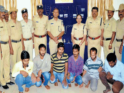 Police personnel seen with the six-member gang in Hassan. DH&#8200;photo