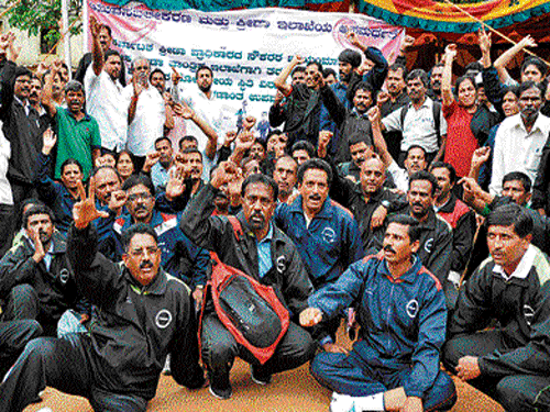 Seeking justice Sport Authority of Karnataka (SAK) coaches in an indefinite hunger strike in Bengaluru on Friday. DH PHOTO