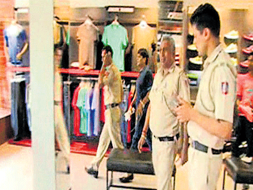 Police accompanied dreaded criminal Manoj Bakkarwala in the shop as if he was their boss.
