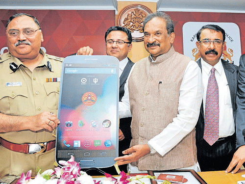HomeMinisterKJ George andDG&IGPOmPrakash (left) release the First ResponderMobile TrainingApplication in Bengaluru on Friday. Also seen are (left to right) Navneet Kapoor, president andMDof Target India, CIDDGPHC Kishore Chandra and Ike Umunnah, global strategic partnerships head, Target. DH PHOTO