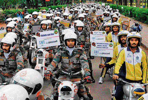 Defence and police personnel and others take part in the 'Wear Safety Helmet Campaign'  organised by the Bengaluru Traffic Police, supported by Deccan Herald and Prajavani, at Cubbon Park on Saturday. dh photo