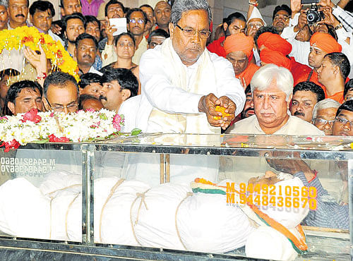 Chief Minister Siddaramaiah pays tributes to writer MM Kalburgi who was shot dead at his residence in Dharwad on Sunday.Umadevi, the writer's wife, is inconsolable at the civil hospital. KPN