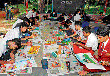 Students take part in the annual DHiE painting competition held at Bal Bhavan in Cubbon Park on Thursday. DH PHOTO
