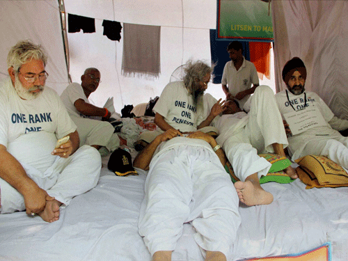 Ex-servicemen on fast-unto-death over the One Rank One Pension issue, at Jantar Mantar in New Delhi on Thursday. PTI Photo