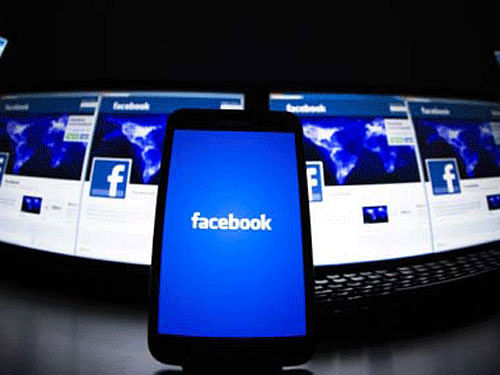 The social networking service Facebook has ranked as the top smartphone app, reaching 73.3 percent of the app audience, followed by Facebook Messenger (59.5 percent), YouTube (59.3 percent) and Google Search (52 percent), said the latest findings from global digital media analytics firm comScore. Reuters File Photo.