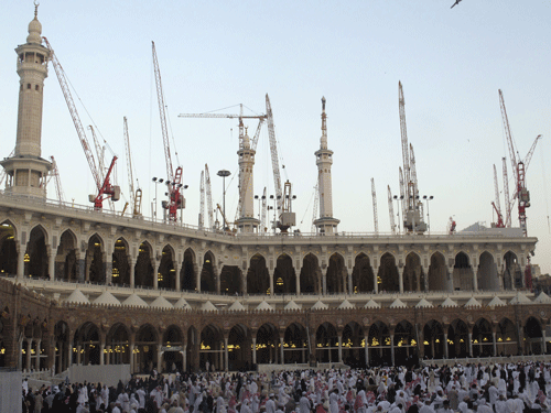Construction cranes surround the Grand Mosque in the holy city of Mecca in this January 5, 2013 file photo. At least 65 people were killed when a crane crashed in Mecca's Grand Mosque on September 11, 2015, Saudi Arabia's Civil Defence authority said, in an accident that came just weeks before Islam's annual haj pilgrimage. REUTERS