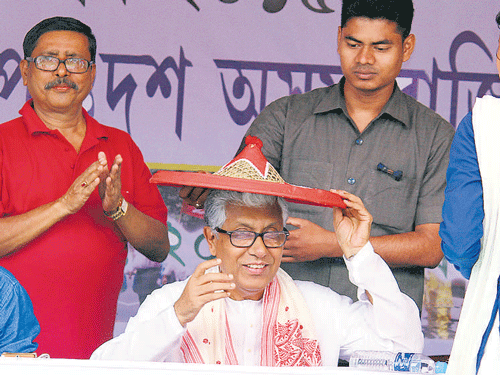 Tripura Chief Minister Manik Sarkar (centre) attends an SFI event in Jorhat. PHOTO: LUIT CHALIHA