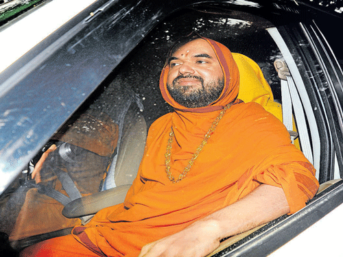 Ramachandrapura mutt Seer Raghaveshwara Bharathi Swami leaves the CID office in Bengaluru on Friday. DH PHOTO