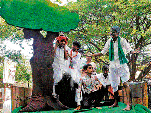 A tableau depicts farmers' suicide at a rally organised during the first phase of 'Raitha  Chaitanya Yatre' in Mysuru on Sunday. DH PHOTO