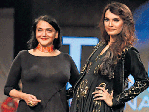 Designer Poonam Bhagat with a model at Shaan-e-Pakistan held in New Delhi.