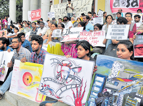 UP IN ARMS: Chitrakala Parishat students and various groups protest outside TownHall on Saturday in support of FTII students who are opposing the appointment of Gajendra Chauhan as chairman . DH PHOTO