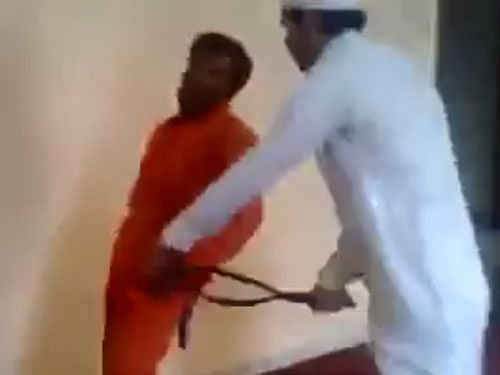 Screengrab picture of Indian construction worker being beaten up.