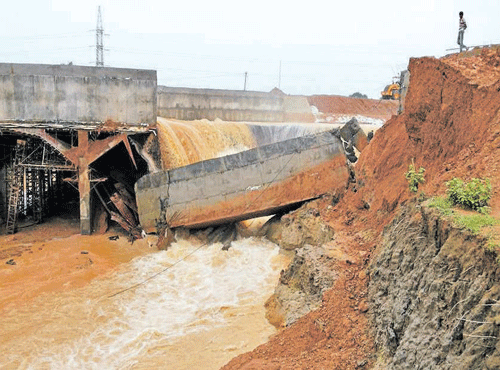 The aqueduct built on Tammileru river stream to carry 80 tmc water to Krishna delta caved in on Sunday and (below) water gushing out from the breached part. DH PHOTOS