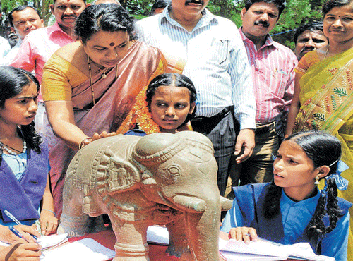 Minister for Kannada and Culture Umashree talks to school children about a sculpture on display in the new open air gallery at the Government Museum in the City on Wednesday. DH PHOTO