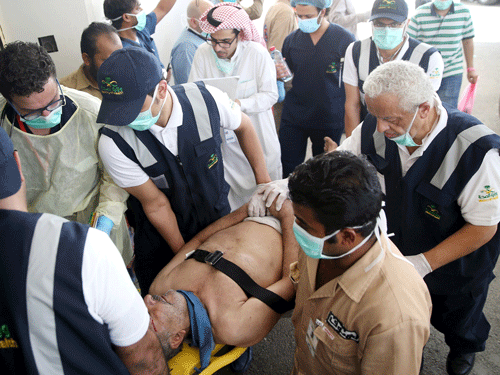 Medical staff carry a way wounded pilgrim following a crush caused by large numbers of people pushing at Mina, outside the Muslim holy city of Mecca September 24, 2015. The death toll from a stampede during the annual Muslim hajj pilgrimage in Saudi Arabia on Thursday has risen to 453 people of various nationalities, the Saudi civil defence said. Reuters Photo.