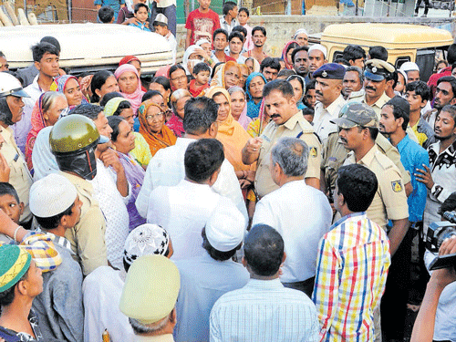 Superintendent of Police B R Ravikanthe Gowda speaks to residents following a communal flare up in Chikkodi town of Belagavi district on Friday. DH Photo