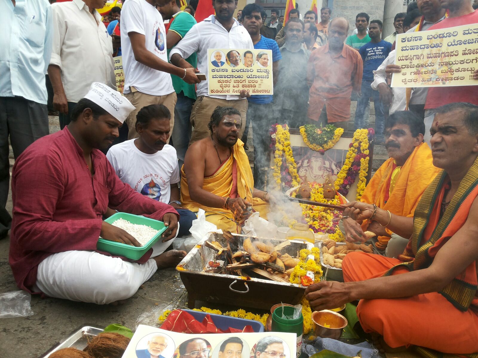 Protesters doing pooja in front of Town Hall, Bengaluru. DH Photo