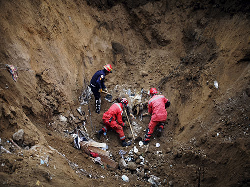 A rescue team recovers the body of a mudslide victim in Santa Catarina Pinula, Reuters photo